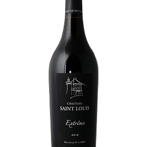 Image of L'EXTREME 2016 BIO bottle with wine glasses: "Glasses of L'EXTREME 2016 BIO next to its bottle, evoking a rich and refined red wine, ideal for connoisseurs looking for an authentic taste."