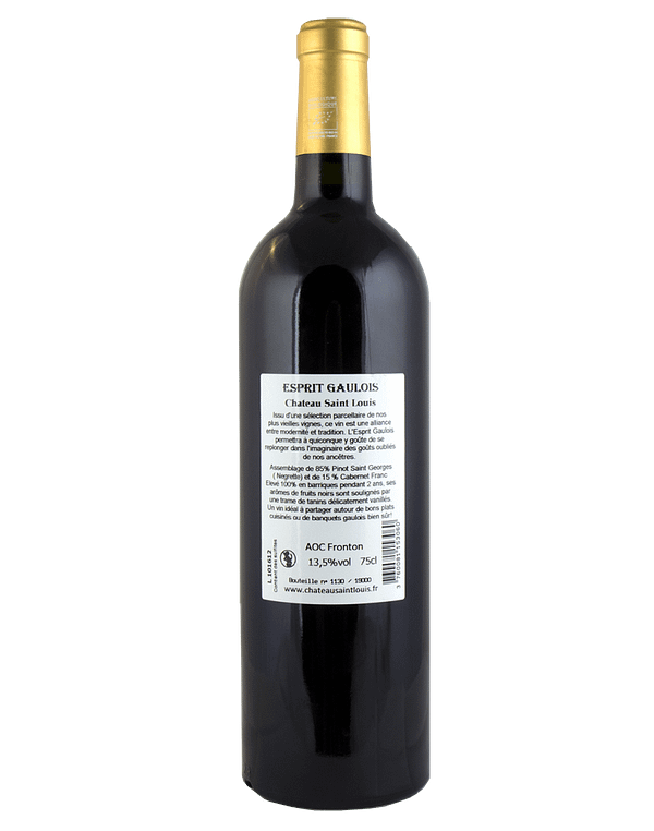 Imagen de la botella de L'ESPRIT GAULOIS con copas de vino: "Copas de vino tinto L'ESPRIT GAULOIS junto a su botella, reflejo de una mezcla refinada y una profundidad de sabores, para una degustación histórica".