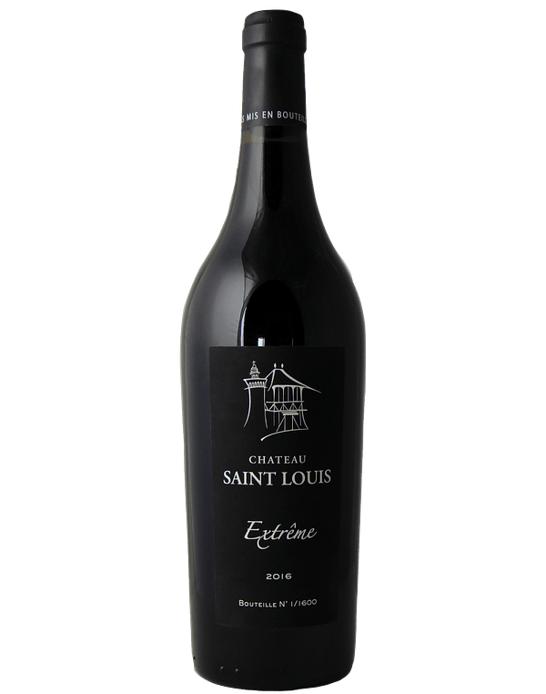 Image de la bouteille L'EXTREME 2016 BIO avec des verres de vin : "Verres de L'EXTREME 2016 BIO à côté de sa bouteille, évoquant un vin rouge riche et raffiné, idéal pour les connaisseurs à la recherche d'un goût authentique."
