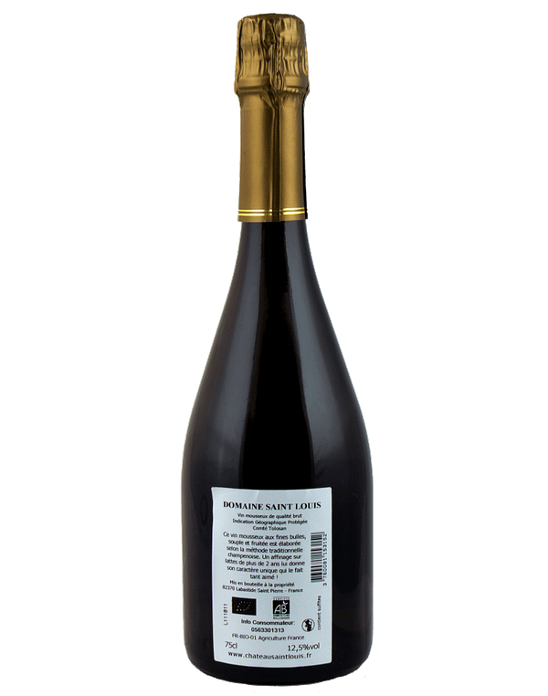 Immagine della bottiglia Prêt en Bulles 2020 con bicchieri da vino: "Bicchieri di spumante Prêt en Bulles 2020, perfetti per un elegante brindisi, che rappresentano la raffinatezza dello Chardonnay in fini bollicine".
