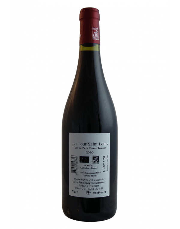 Immagine della bottiglia LA TOUR con bicchieri da vino: "I bicchieri da vino rosso LA TOUR accompagnano l'elegante bottiglia, riflettendo una sofisticata combinazione di Négrette, Syrah e Tannat per una squisita esperienza di gusto".